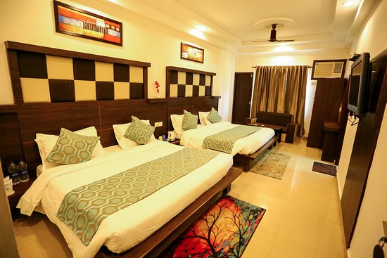 4 Bed AC at Shri Gajanan Maharaj Sansthan — Spacious room with air conditioning